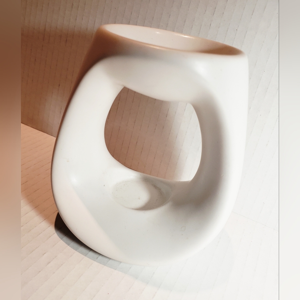 Modern White Ceramic Aromatherapy Candle from Body Shop